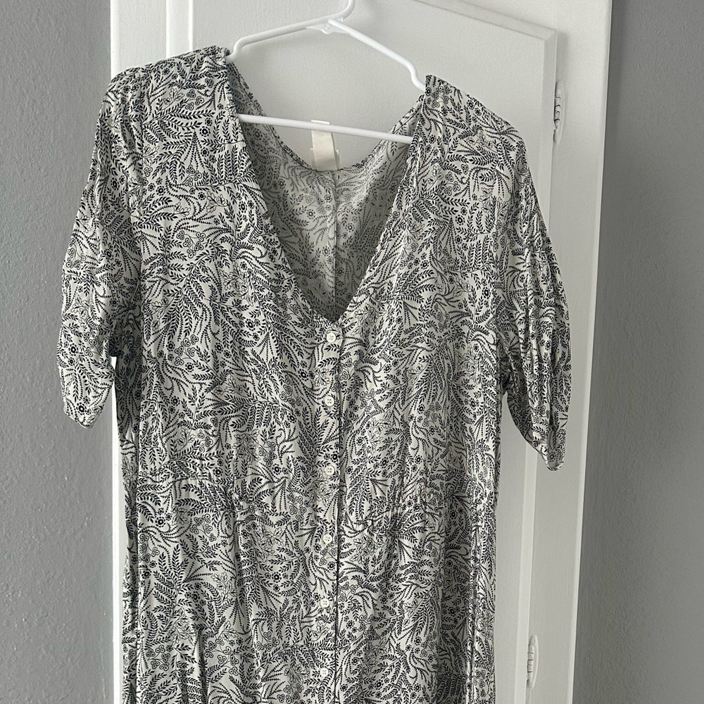 H&M Grey/Black Short Sleeve V-Neck Sheath Dress